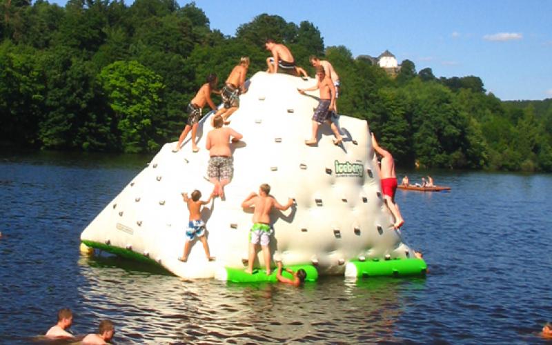 Kinder und Jugendliche können im Kronenburger See auf einem Kletterberg spielen.